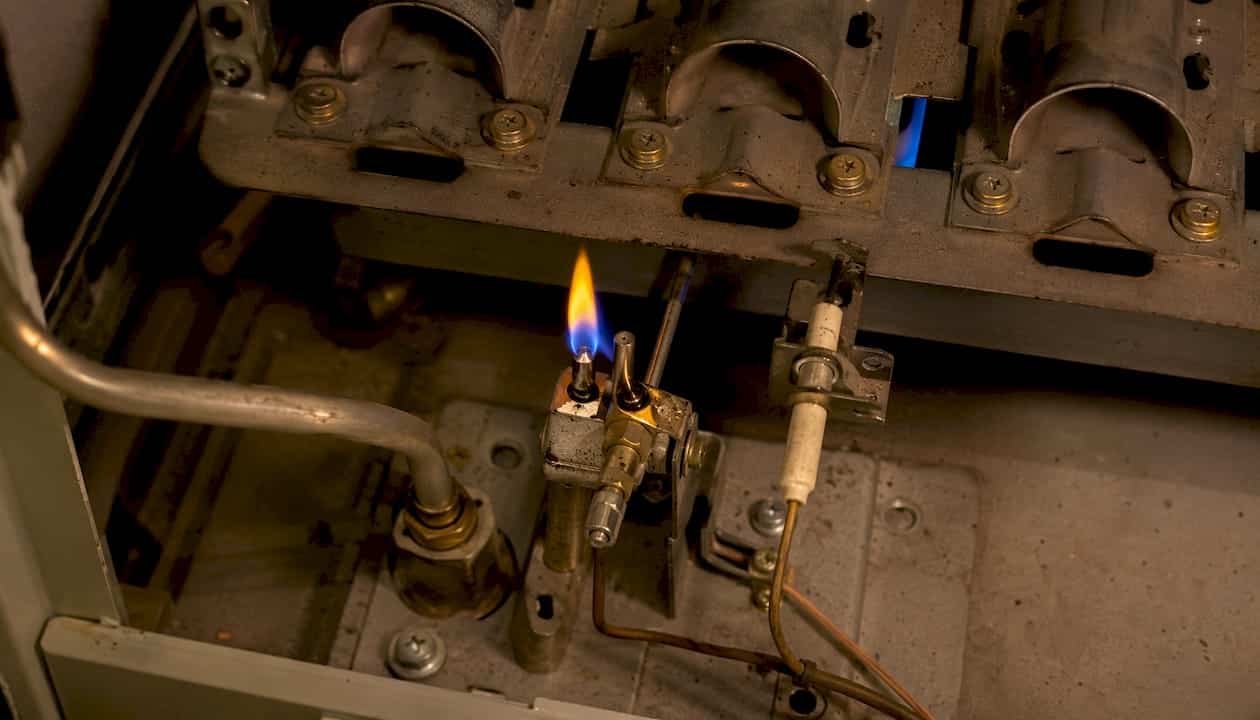 Pilot light assembly with thermocouple in gas furnace